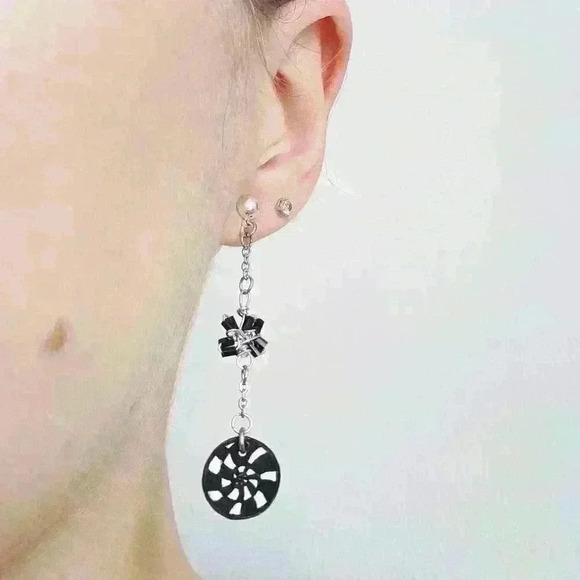 Black and white hypnosis silver chain earrings ✦ long  dangle earrings ✦ - Picture 1 of 5